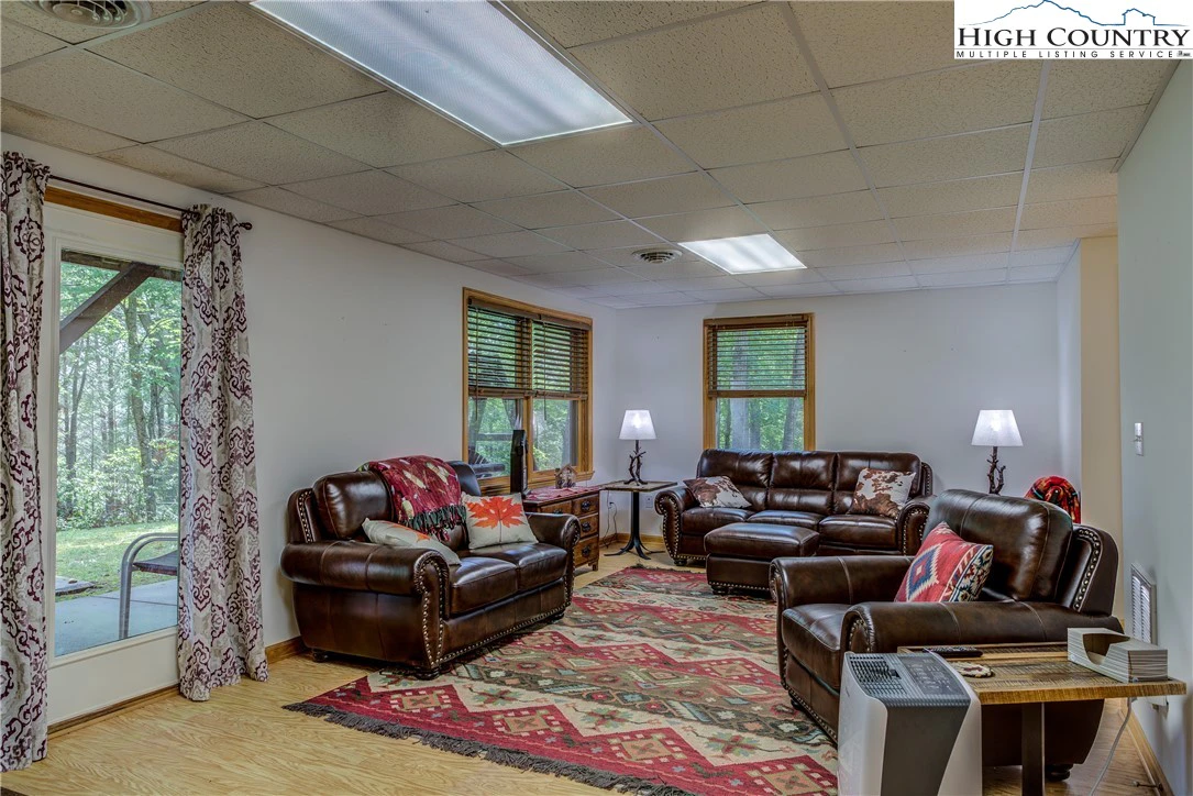 Image number 19 for the current listing