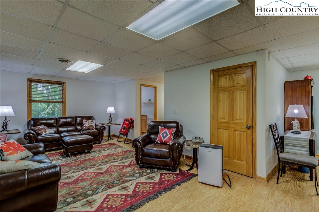 Image number 20 for the current listing