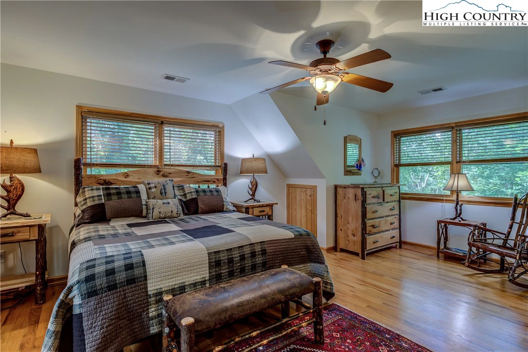 Image number 9 for the current listing