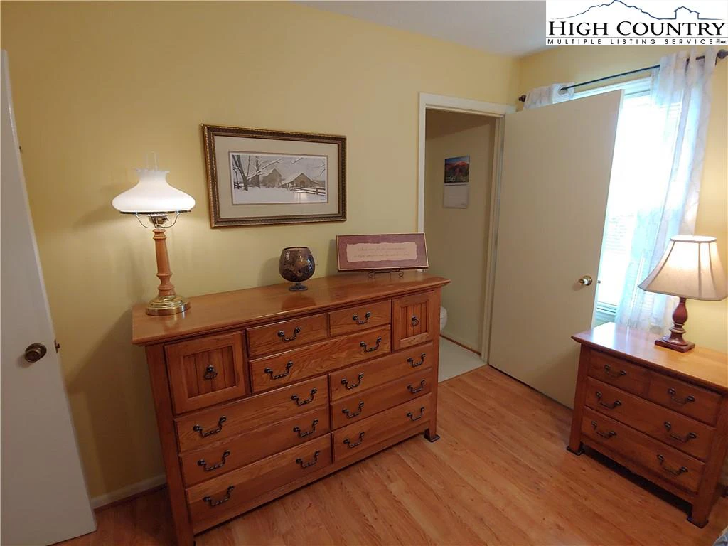 Image number 13 for the current listing