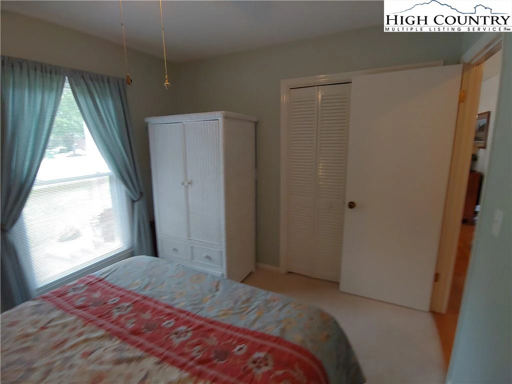 Image number 4 for the current listing