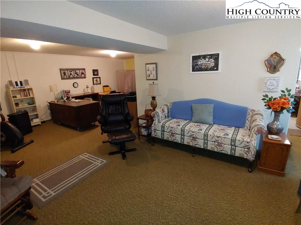 Image number 17 for the current listing