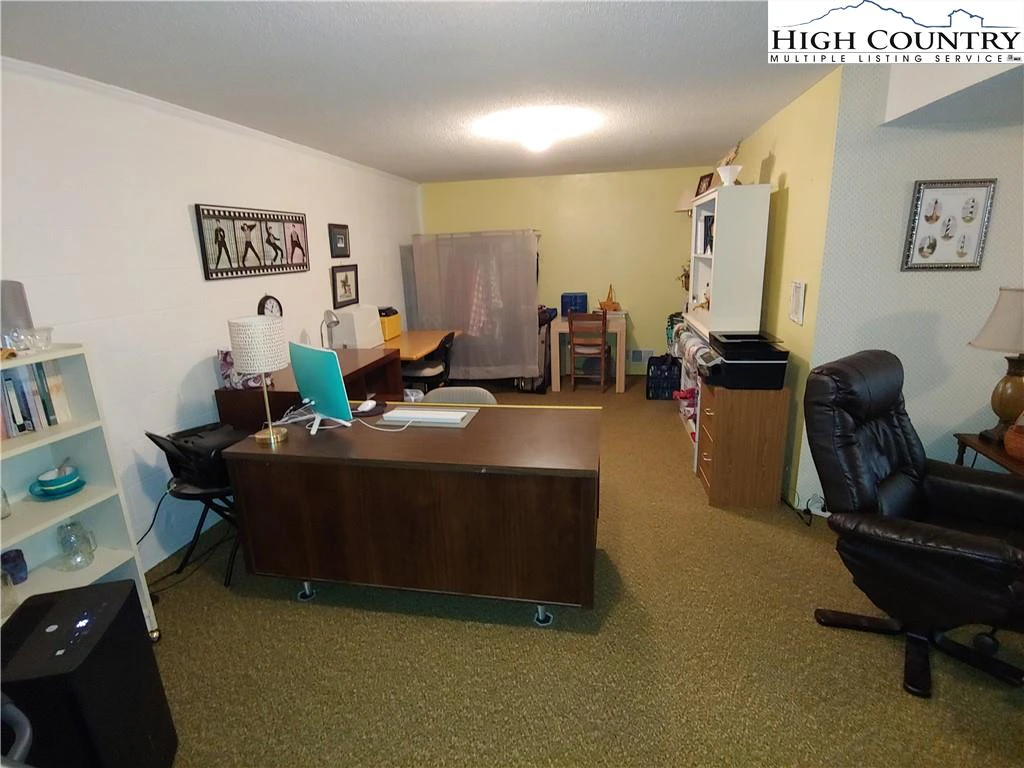 Image number 19 for the current listing