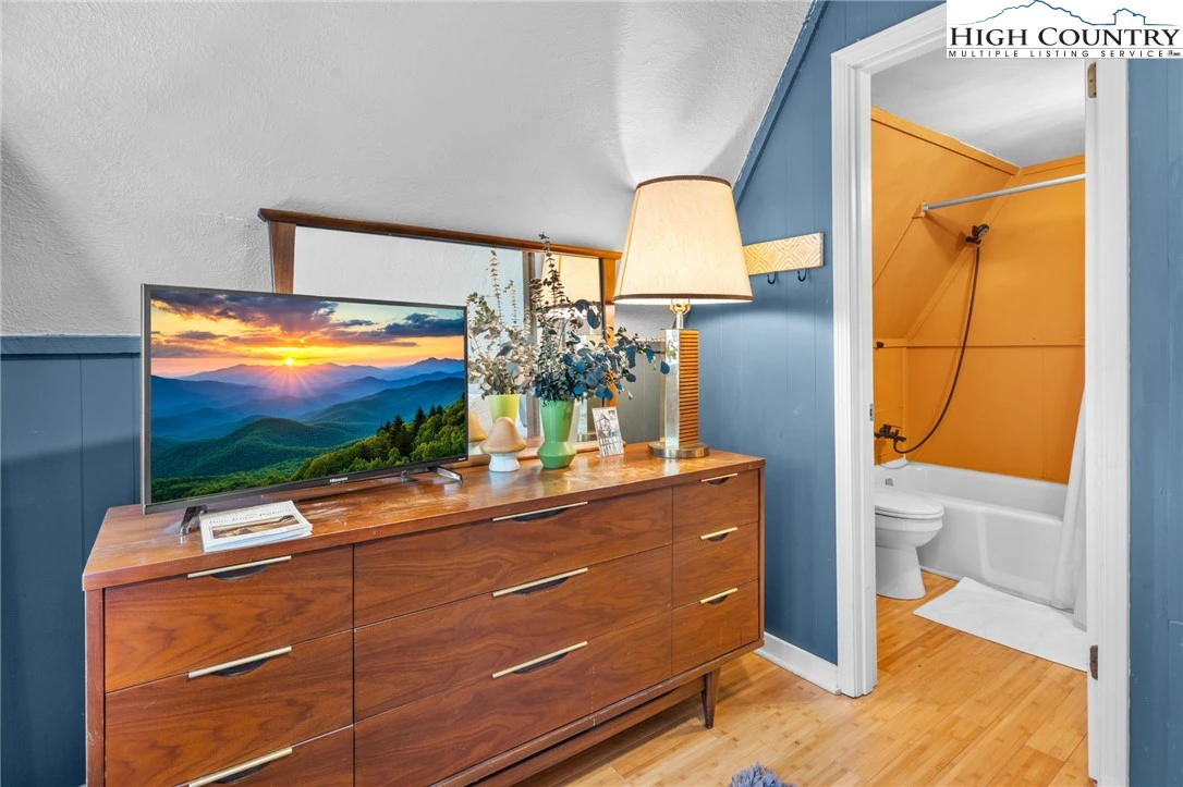 Image number 14 for the current listing
