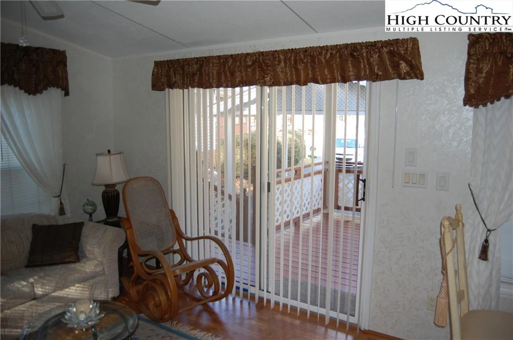 Image number 19 for the current listing