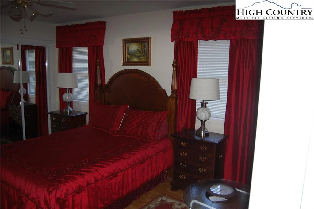 Image number 18 for the current listing