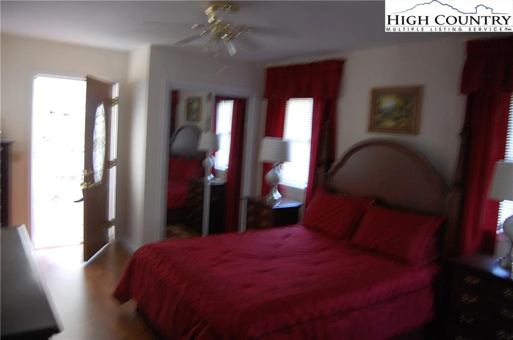 Image number 17 for the current listing
