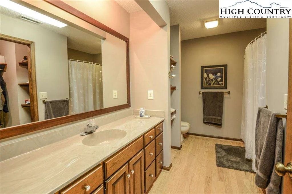 Image number 13 for the current listing