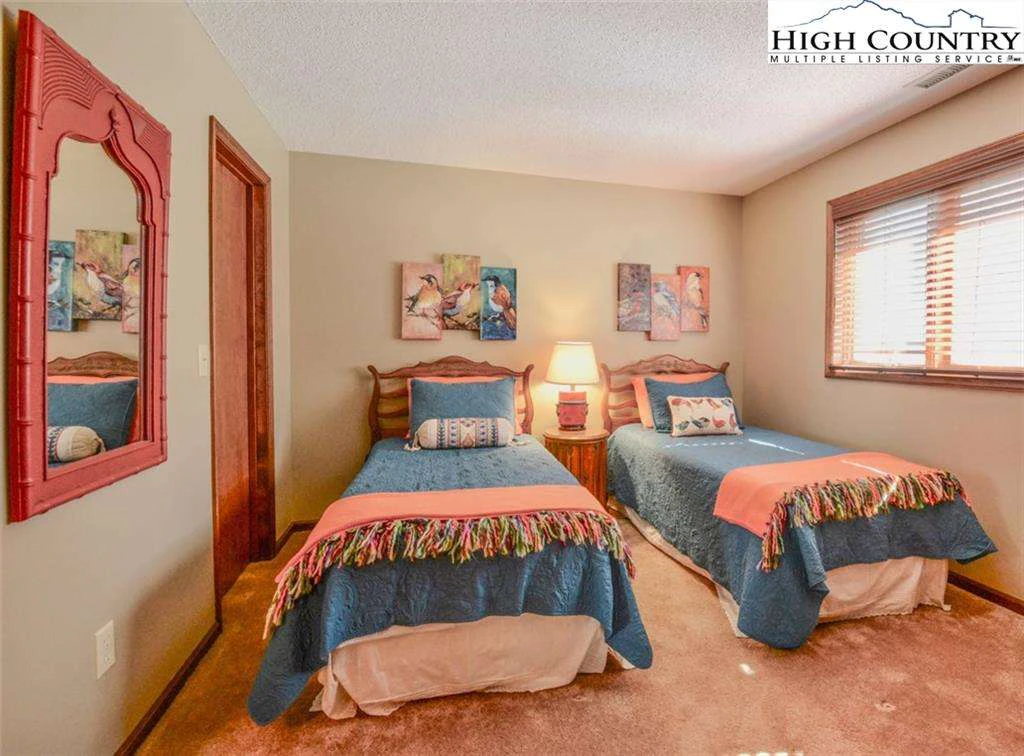 Image number 15 for the current listing