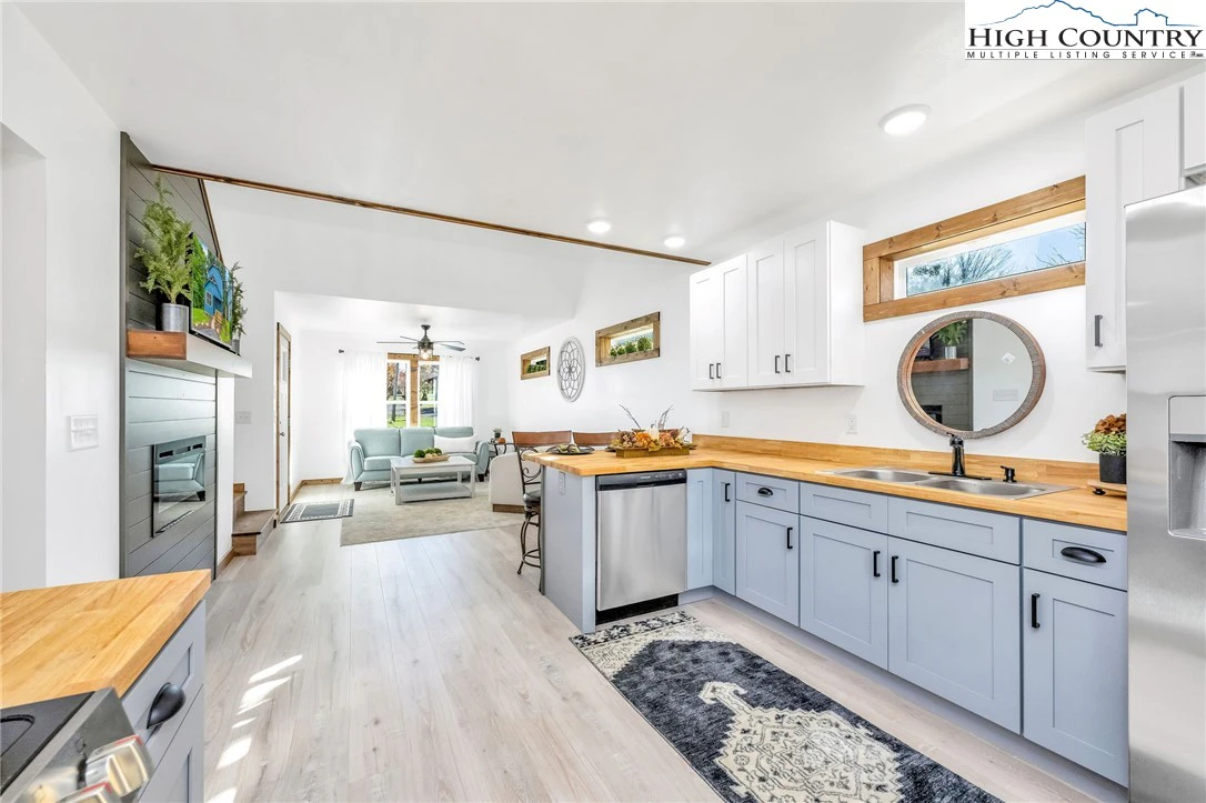 Image number 4 for the current listing