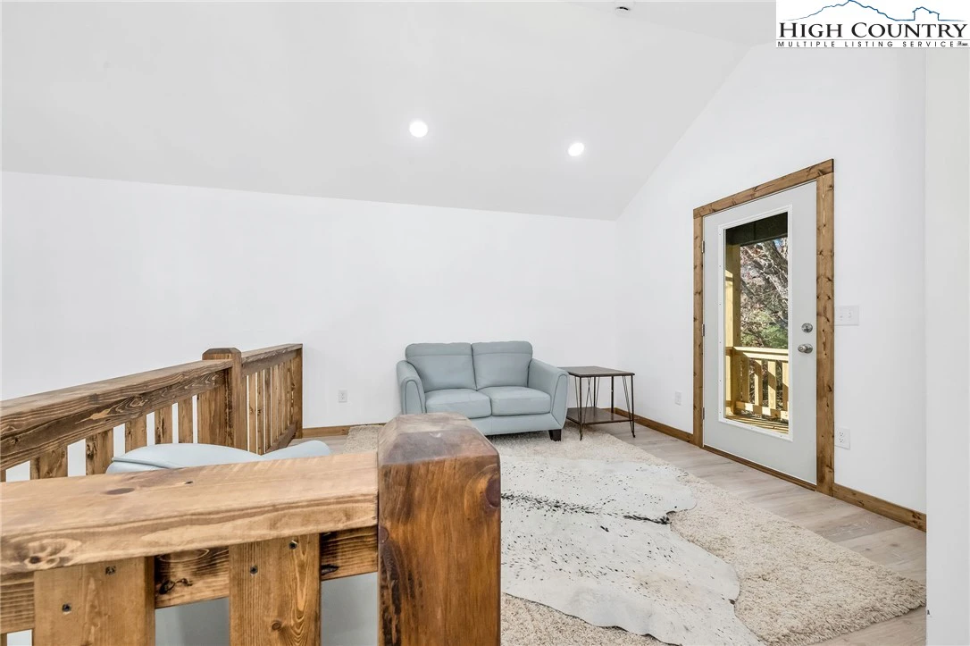 Image number 11 for the current listing