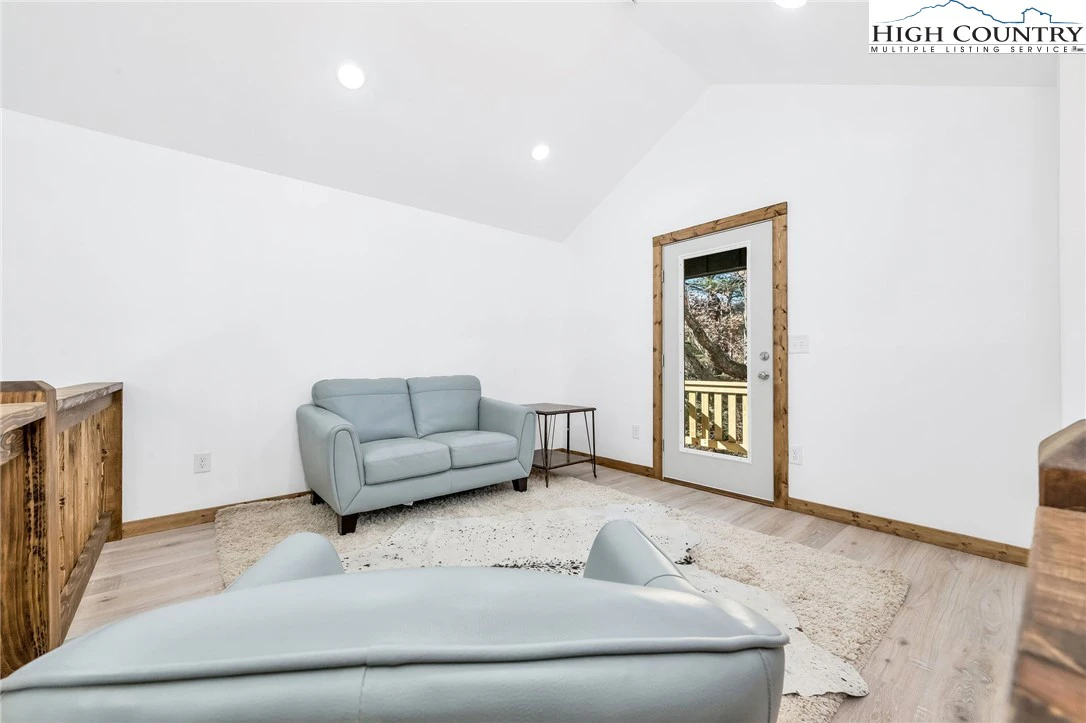 Image number 2 for the current listing