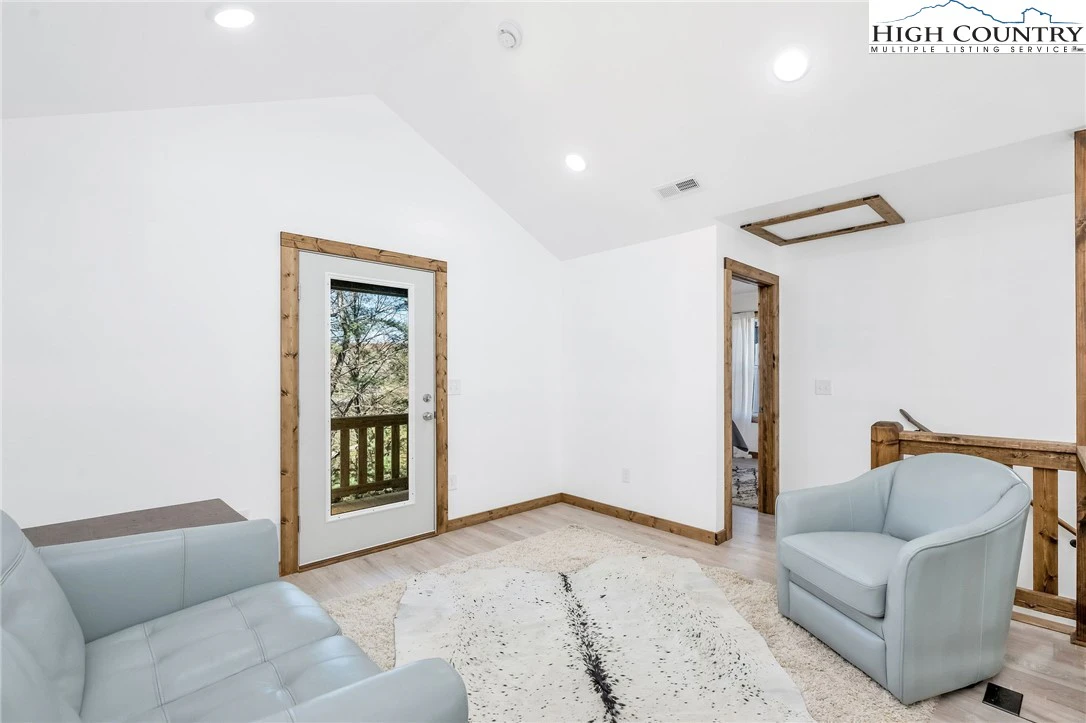 Image number 13 for the current listing