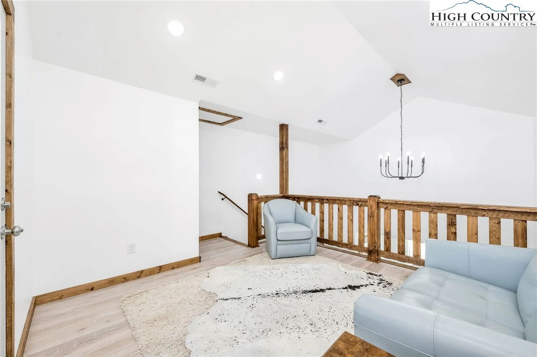 Image number 14 for the current listing