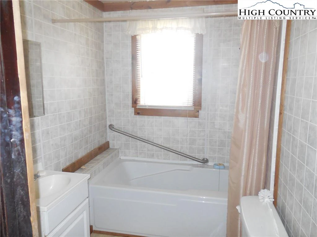 Image number 18 for the current listing