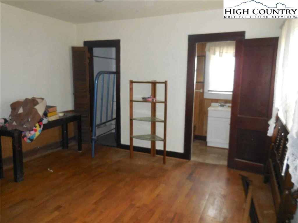 Image number 17 for the current listing
