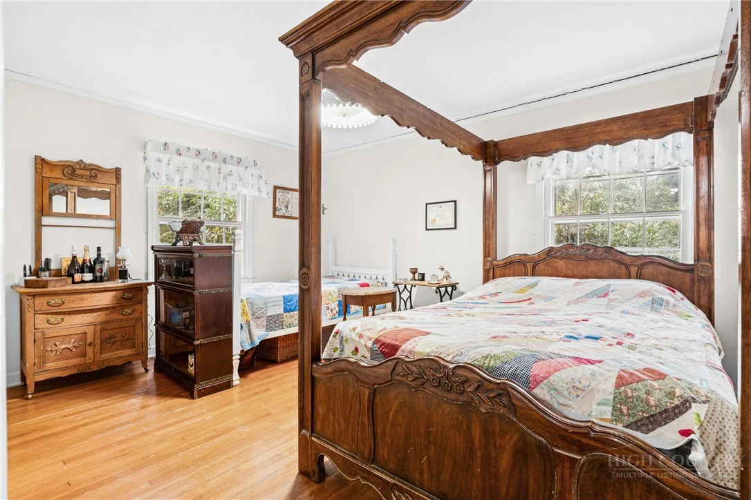 Image number 4 for the current listing