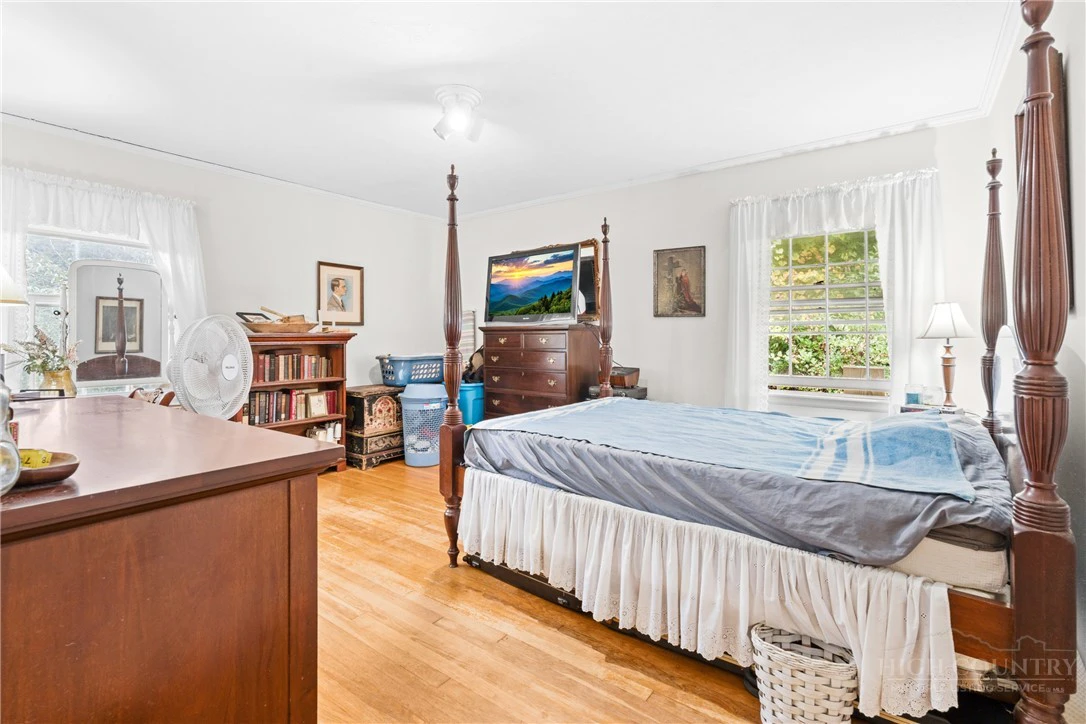 Image number 5 for the current listing