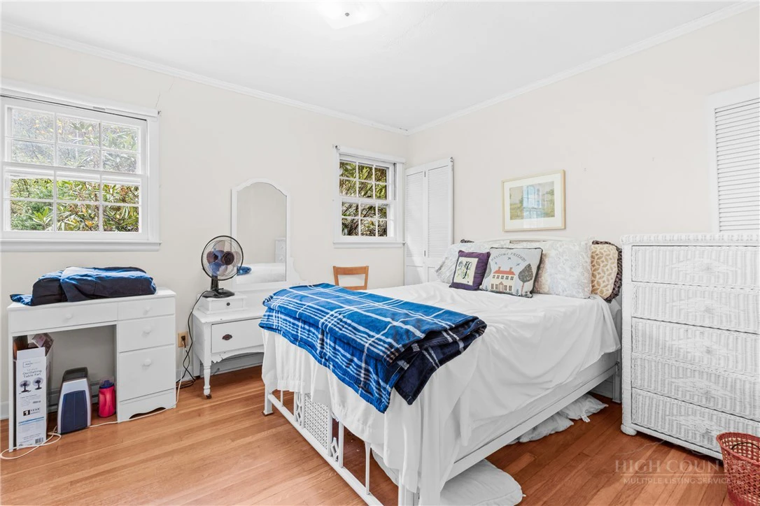 Image number 8 for the current listing