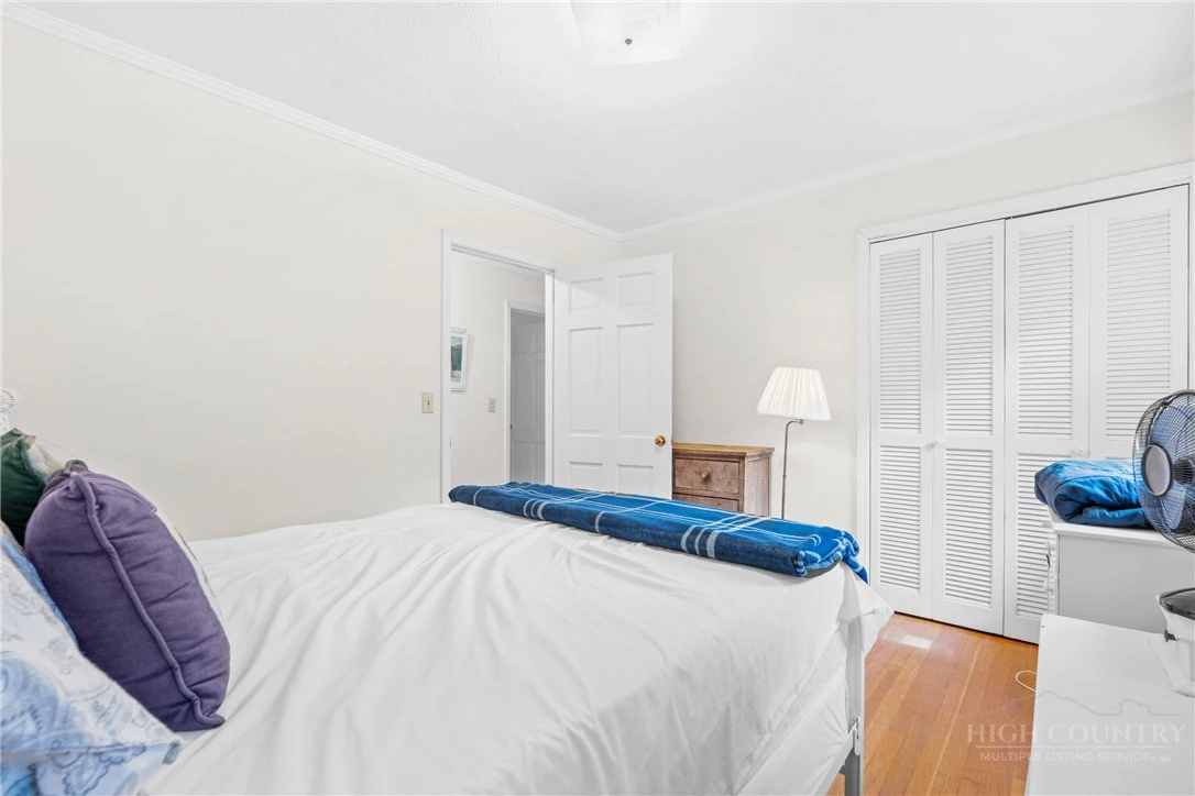 Image number 9 for the current listing