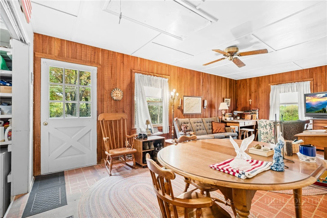Image number 15 for the current listing