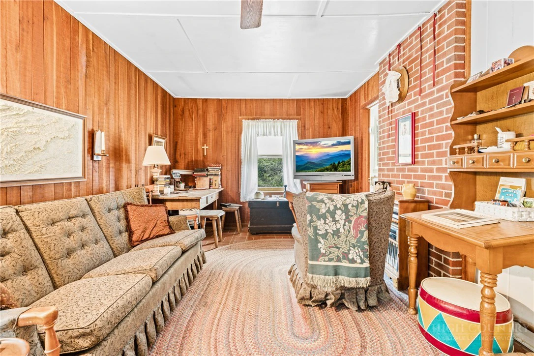 Image number 18 for the current listing