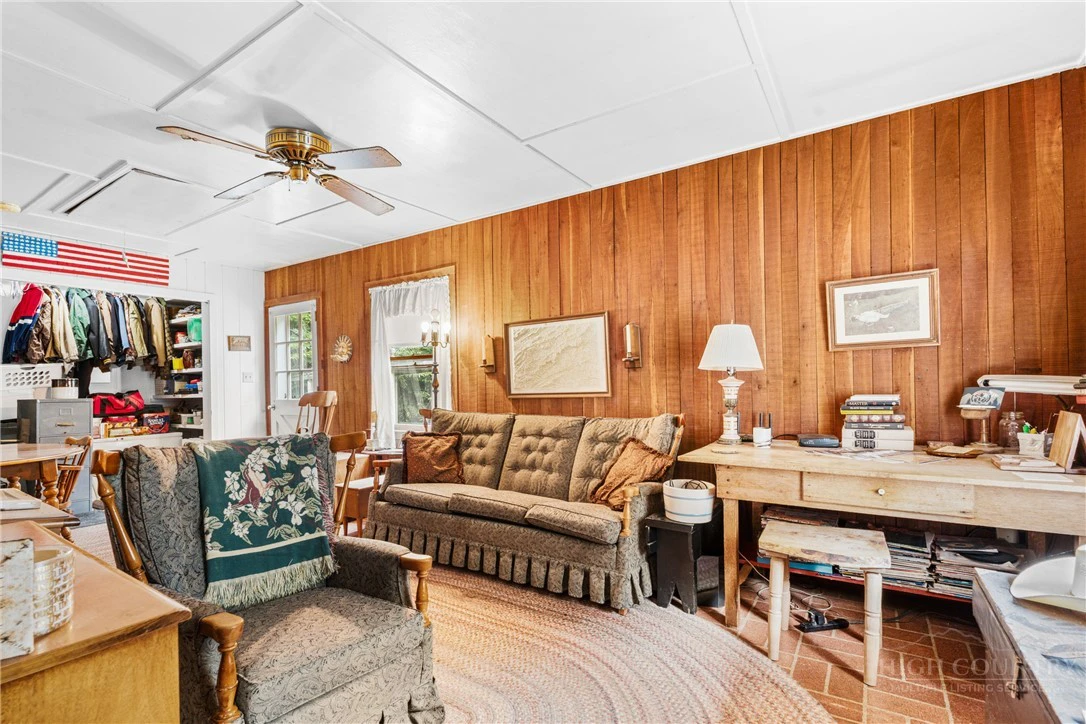 Image number 19 for the current listing