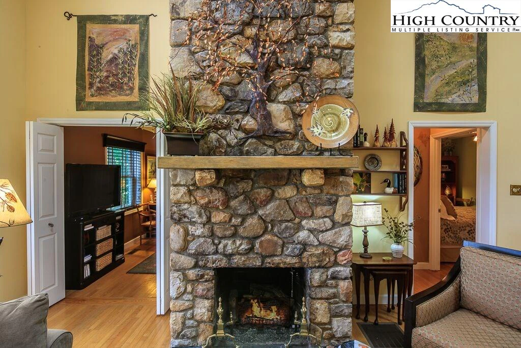 Image number 14 for the current listing