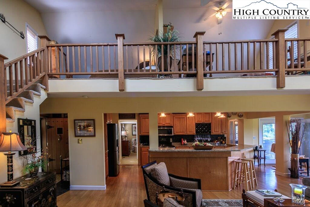 Image number 3 for the current listing
