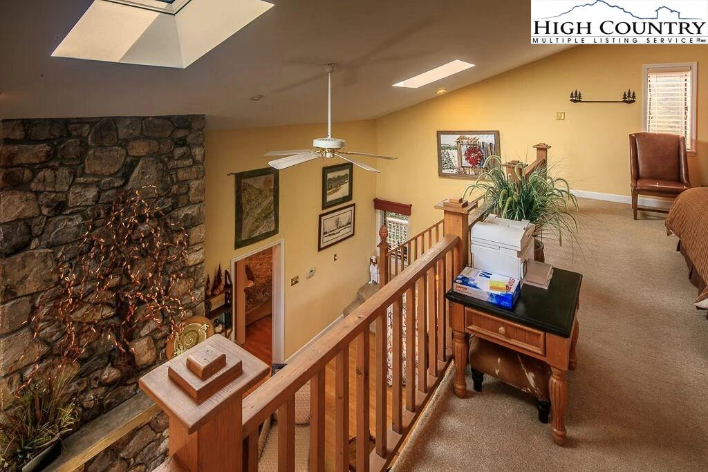 Image number 4 for the current listing