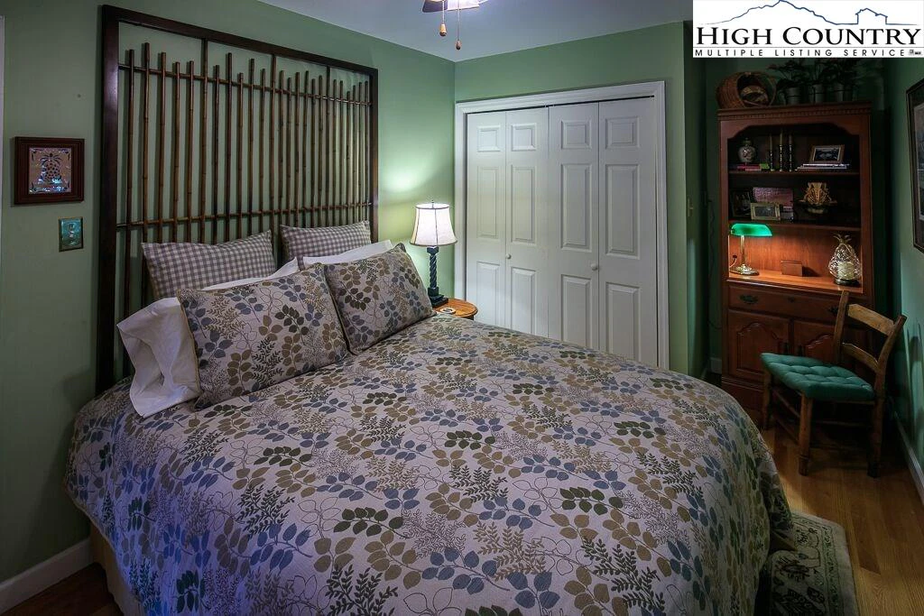 Image number 11 for the current listing