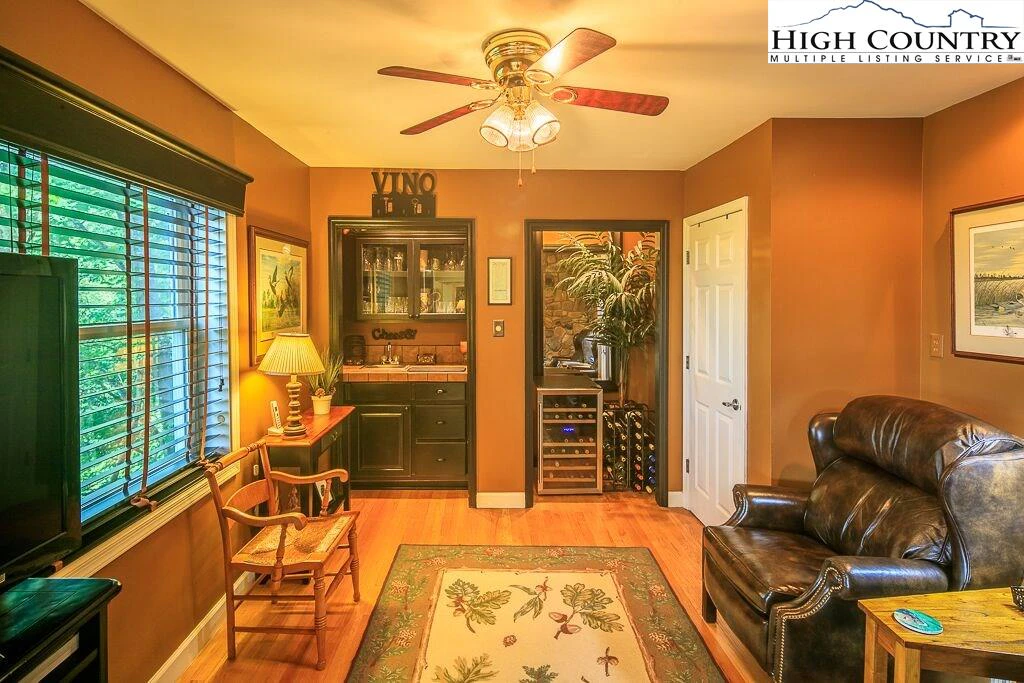 Image number 2 for the current listing
