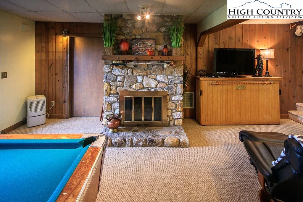 Image number 19 for the current listing