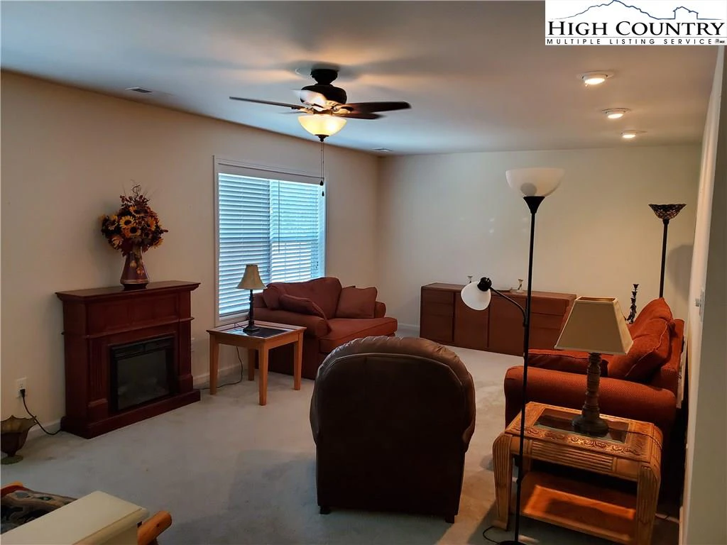 Image number 13 for the current listing