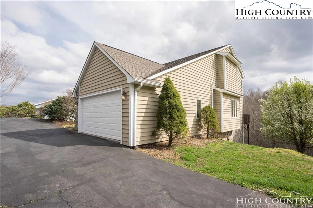 Image number 17 for the current listing