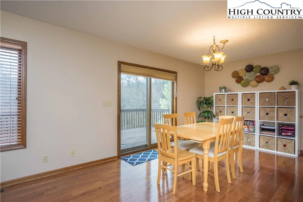 Image number 19 for the current listing