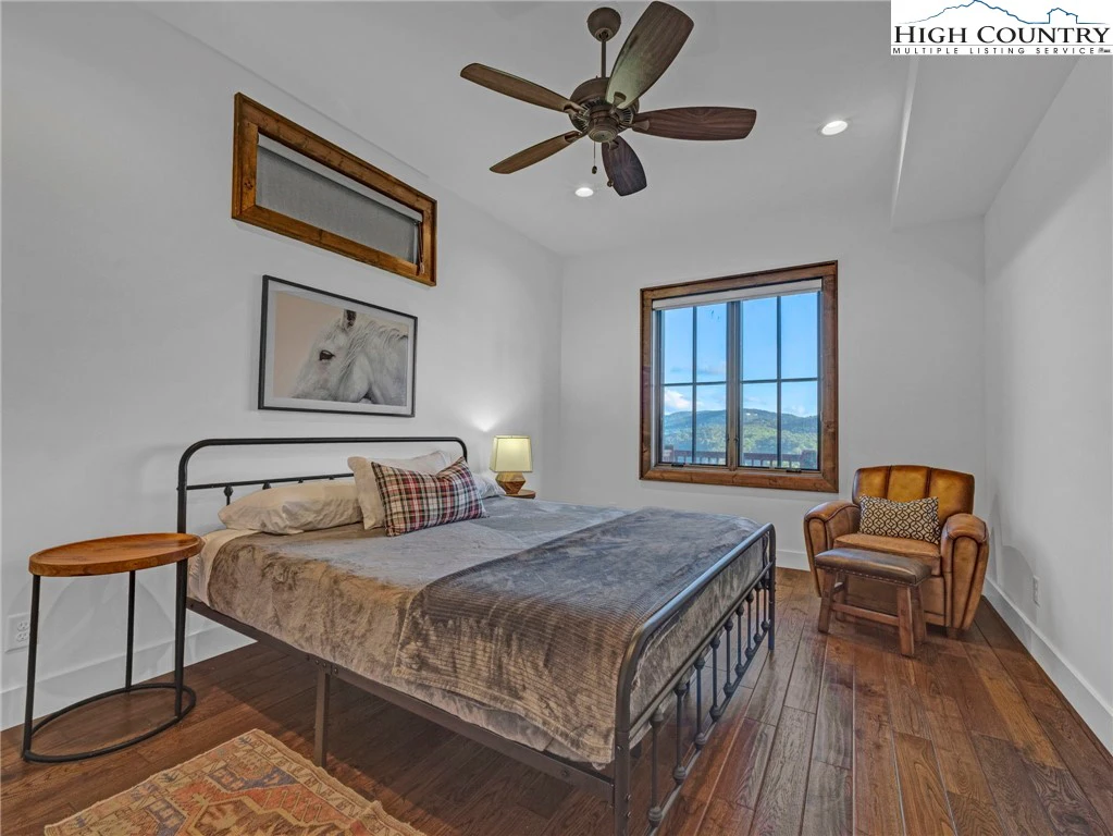 Image number 7 for the current listing