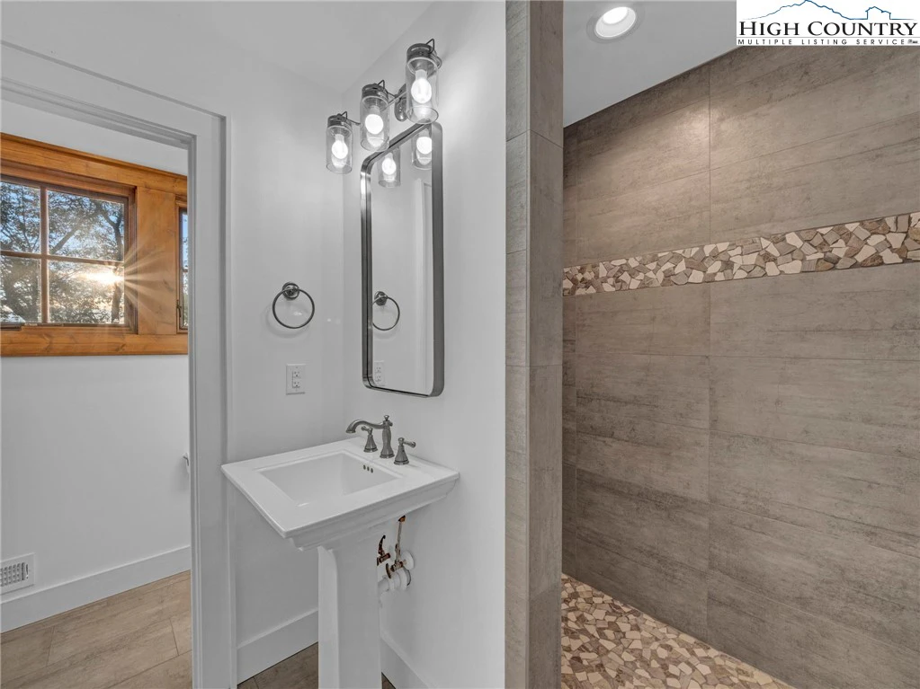 Image number 6 for the current listing
