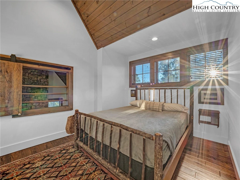 Image number 5 for the current listing