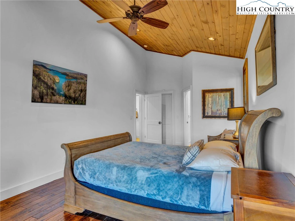 Image number 14 for the current listing