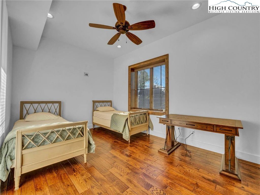 Image number 8 for the current listing