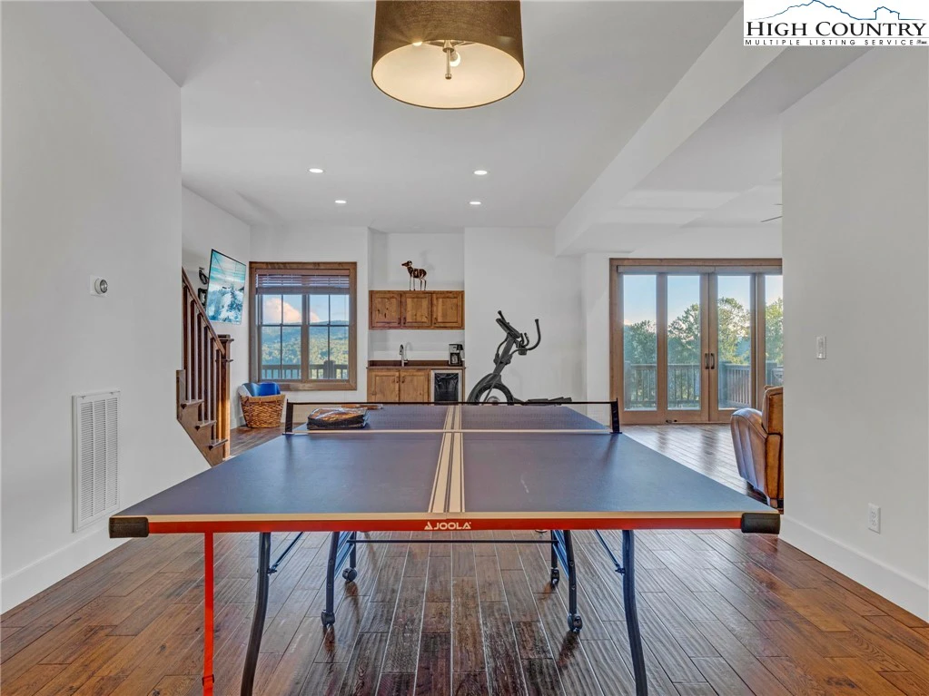 Image number 9 for the current listing