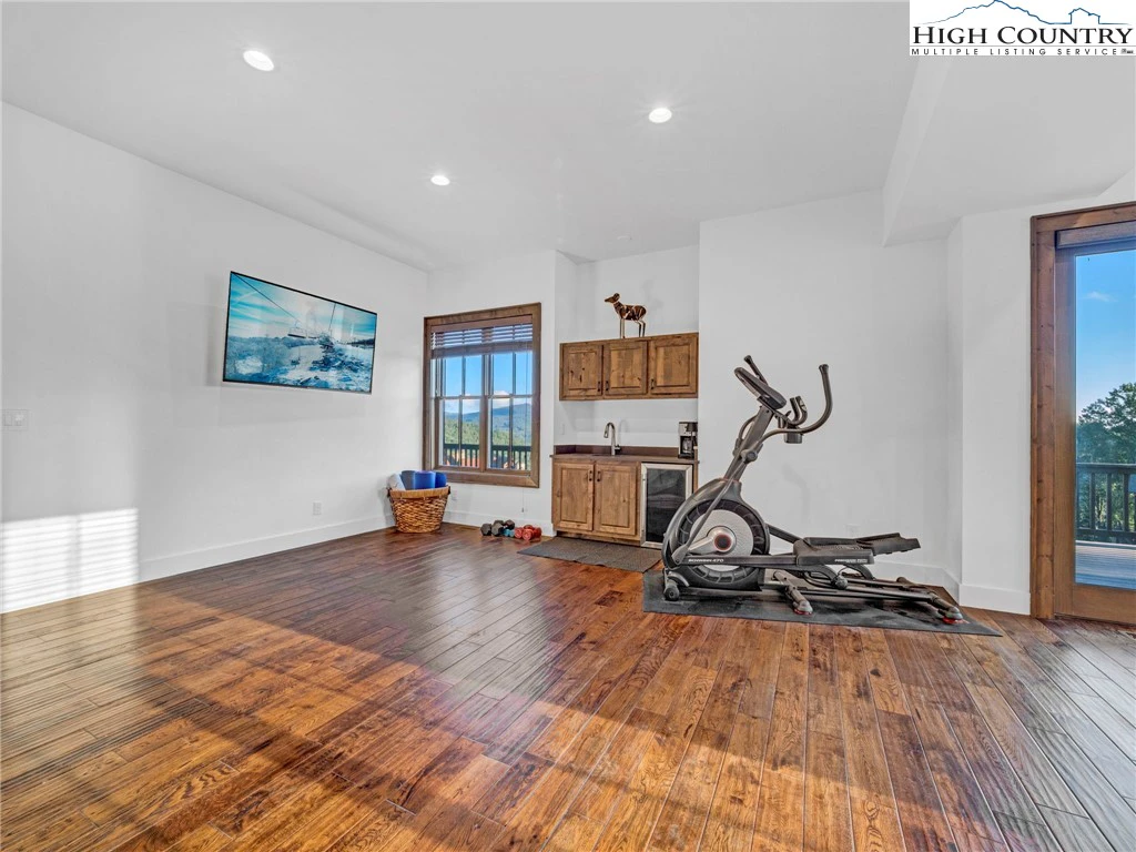 Image number 10 for the current listing