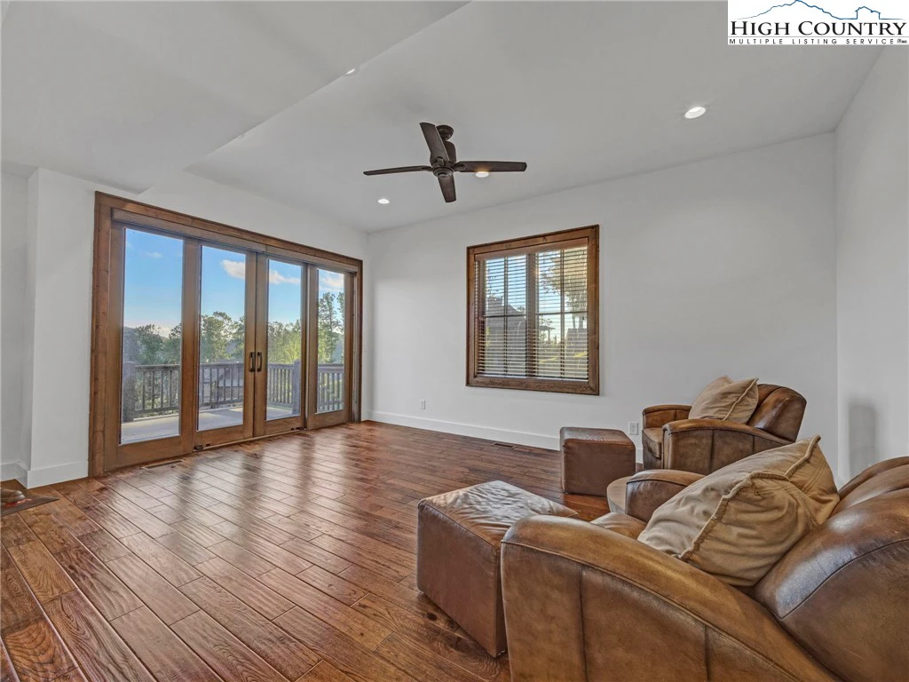 Image number 11 for the current listing