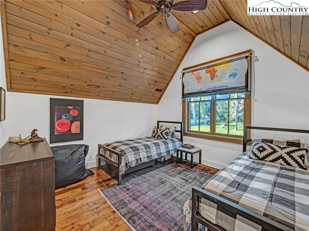 Image number 4 for the current listing