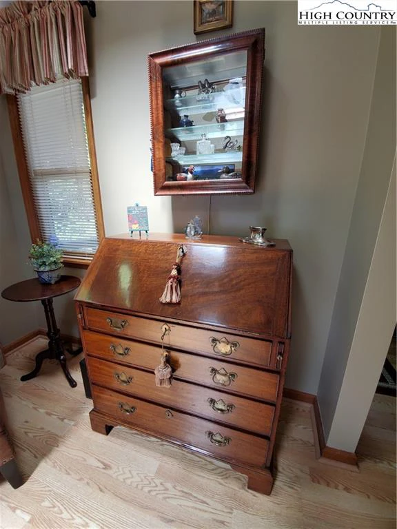 Image number 5 for the current listing