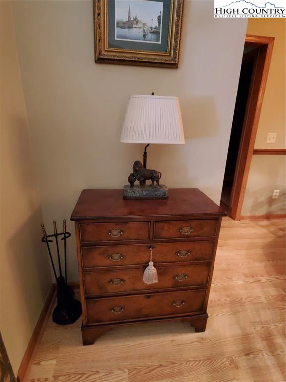 Image number 4 for the current listing