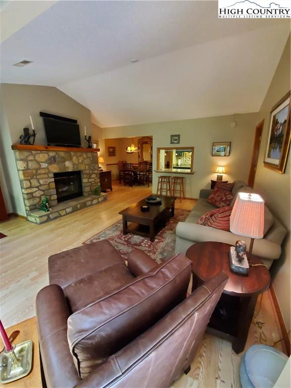 Image number 18 for the current listing