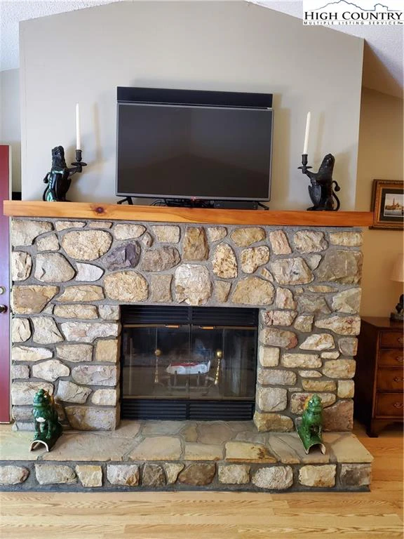 Image number 17 for the current listing