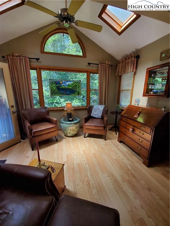 Image number 15 for the current listing